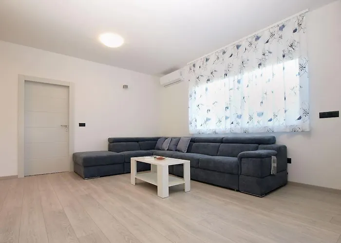 Ferienvilla Mit Privatem Pool By Interhome Feriehus Pula