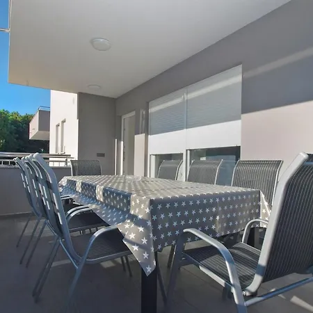 Vakantiehuis Ferienvilla Mit Privatem Pool By Interhome Pula