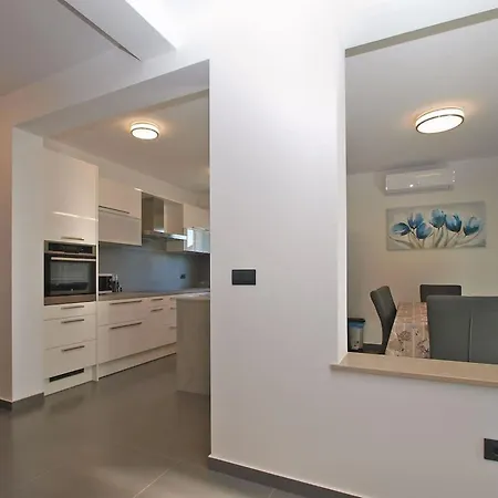 Vakantiehuis Ferienvilla Mit Privatem Pool By Interhome Pula